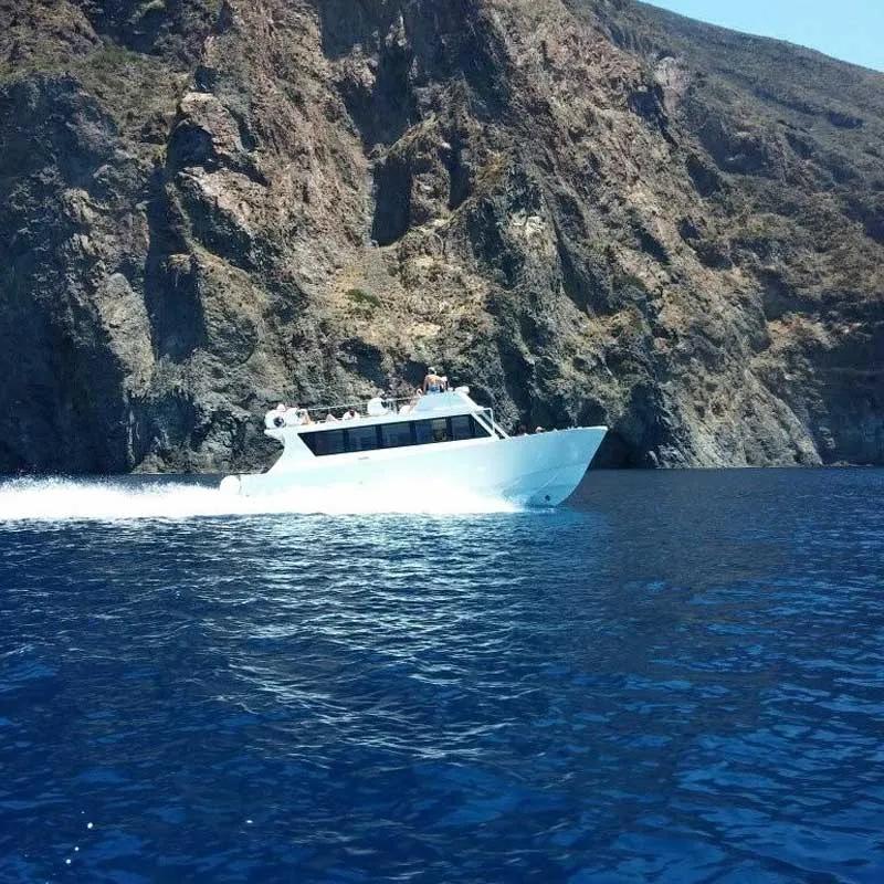 Barca di Arianna Escursioni lungo le coste delle Eolie